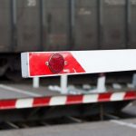 Движение транспорта временно ограничат на Сафоновском ж/д переезде
