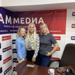 Яркая блондинка ездит на тюнинговой девятке и знает правила ПДД.